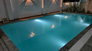 Una piscina al aire libre