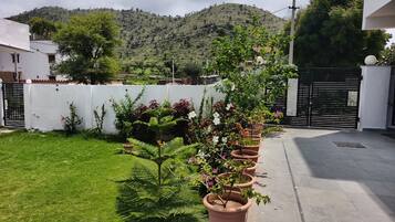 Classic Villa, Hill View | Property grounds