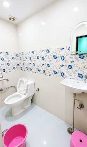 Shower, rainfall showerhead, slippers, towels - Hotel ANANYA IN Varanasi (Varanasi)