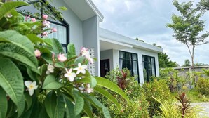 Et moderne hus med en have foran.