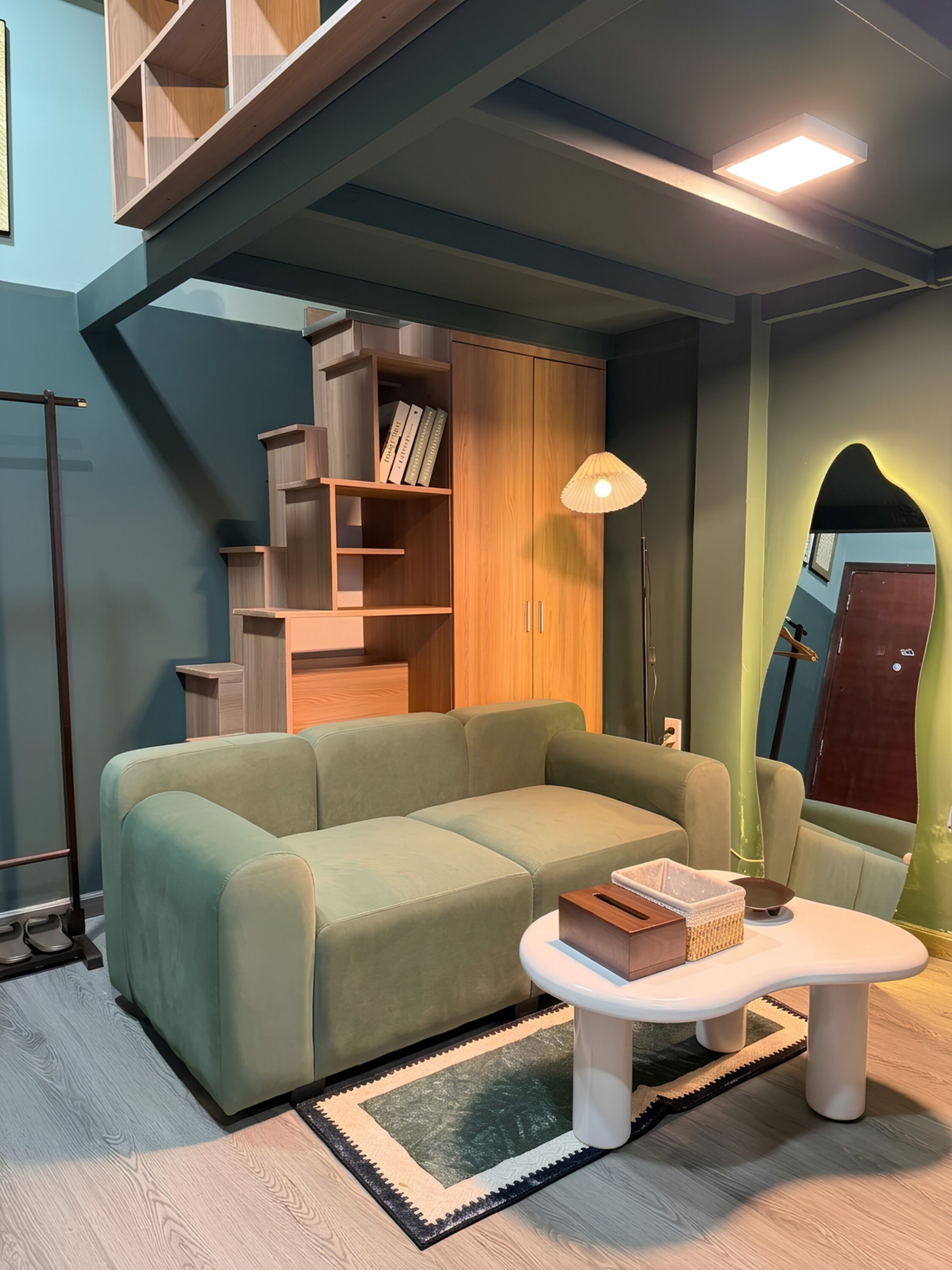 Ein modernes Wohnzimmer mit einem grünen Sofa, einem weißen Couchtisch und einem Holzregal.