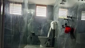 Ducha, artículos de tocador gratuitos, toallas, jabón