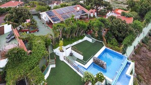 Ein Wohngebiet mit Schwimmbad, Solaranlage und üppigem Grün.
