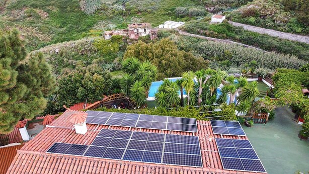 Ein Dachgarten mit Solaranlage, Schwimmbad und üppiger Bepflanzung.