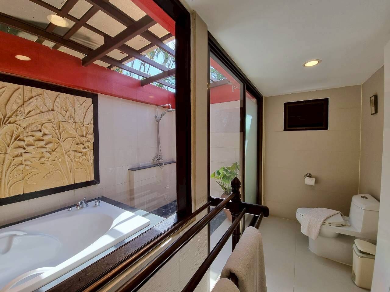 Villa Confort, vista al jardín | Baño