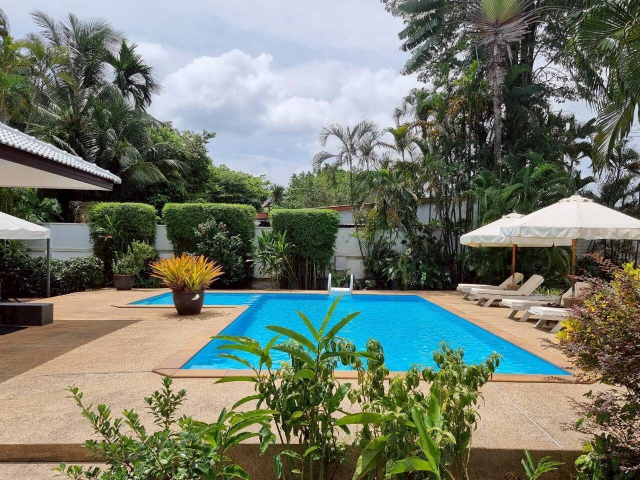 Una piscina al aire libre