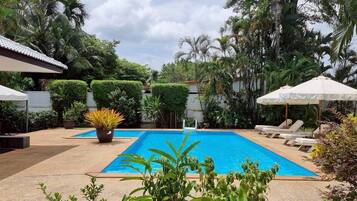 Una piscina al aire libre