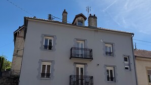 A multi-story building with a flat facade, several windows, and balconies. - 4★ Cozy Apartment in Contrexéville Thermal Baths (Contrexéville)