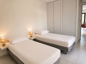 Iron/ironing board, travel cot, WiFi, bed sheets - 3-bedroom apartment measuring 86 m², with a 70 m² rooftop terrace and a private pool (Saint-Raphaël)
