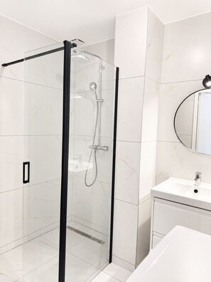 Shower, hair dryer, towels, soap - 3-bedroom apartment measuring 86 m², with a 70 m² rooftop terrace and a private pool (Saint-Raphaël)
