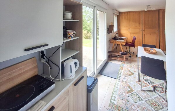 Coffee/tea maker, fridge, microwave, stovetop