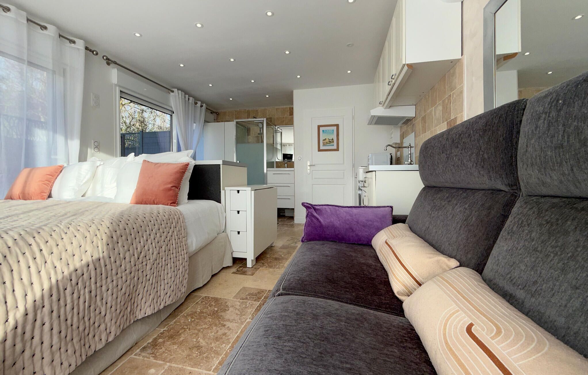 Travel cot, free WiFi