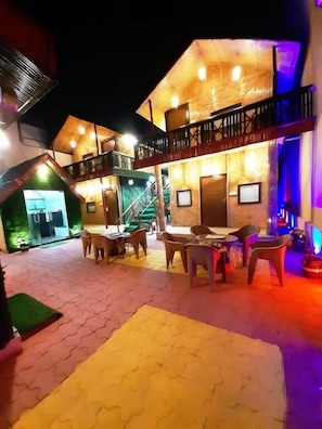 Outdoor dining - Hotel Bamboo Castle  (Jaipur)
