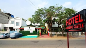Um hotel chamado 'Bamboo Castle' com uma placa indicando uma área de estacionamento.