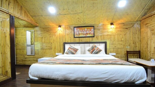 Um quarto com uma cama, uma escrivaninha e uma cadeira.