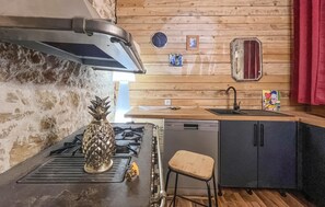 Private kitchen - Amazing home in Salazac (Salazac)