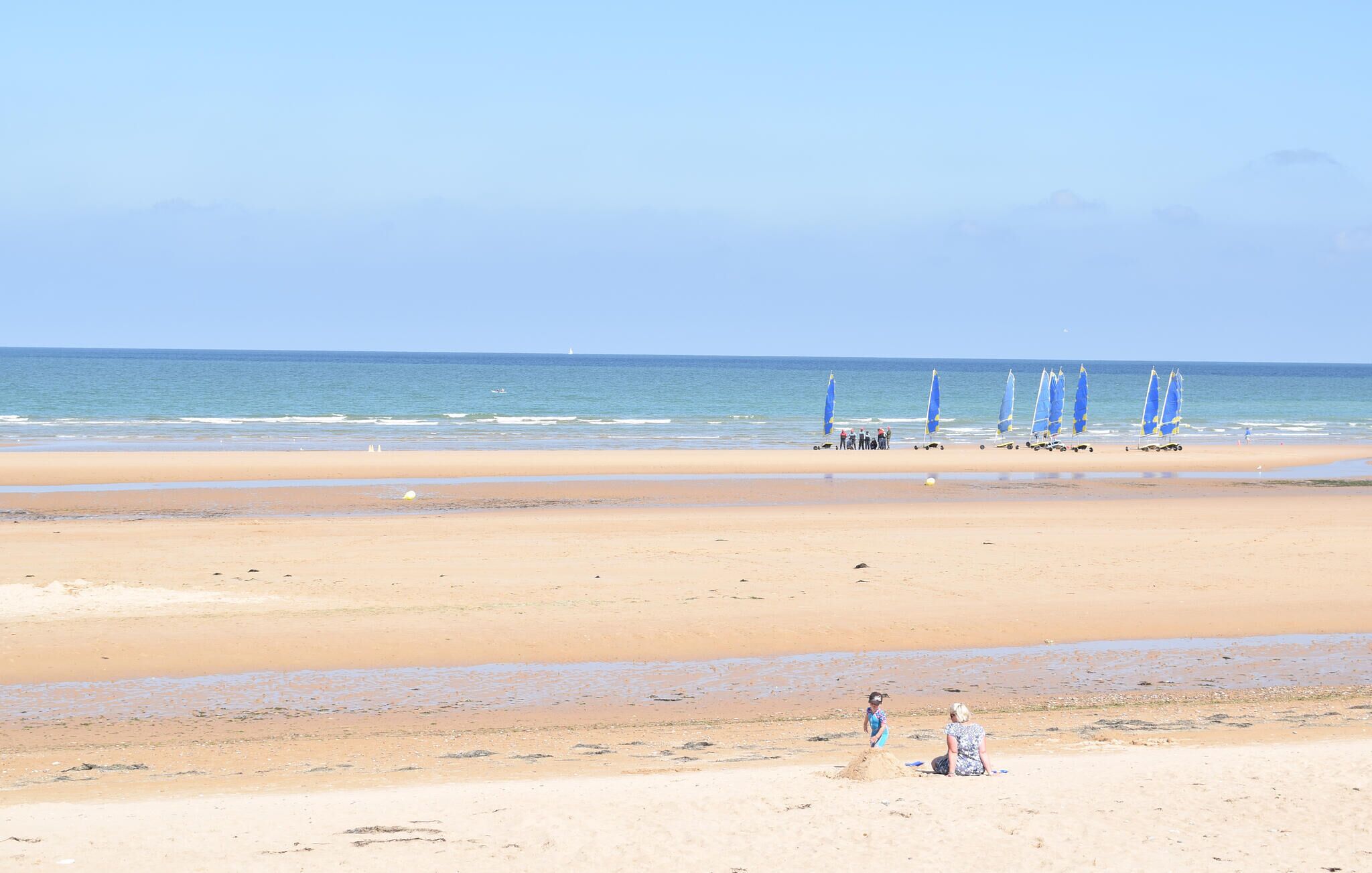 Ein Strand mit sandigem Ufer und ruhiger Seele.