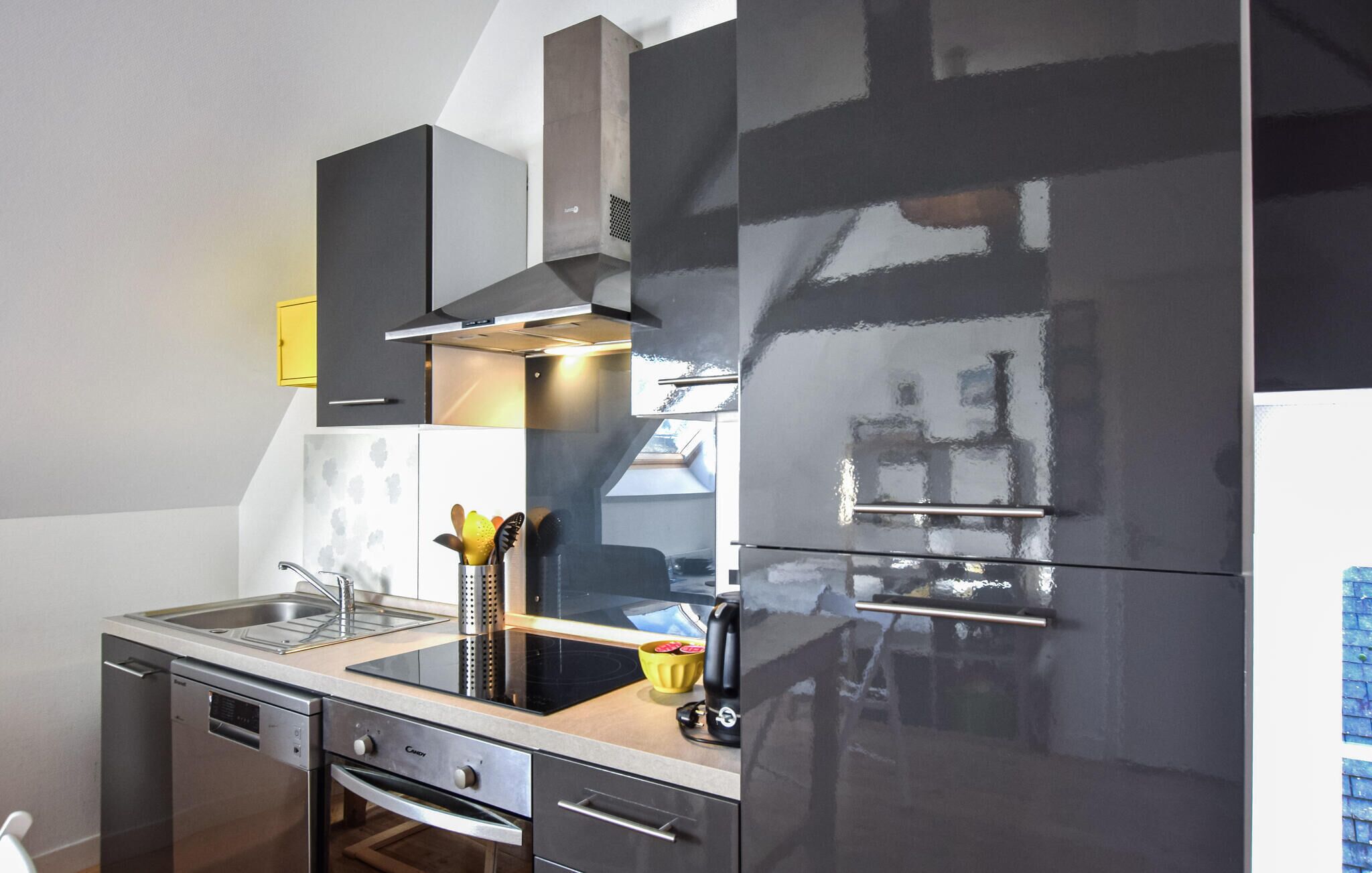 Een koffiezetapparaat/waterkoker, een magnetron, een oven, een kookplaat