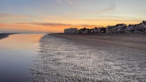 A beach with a row of buildings along the shore. - Awesome apartment in Dunkerque (Dunkerque)