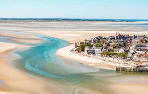 A coastal town with a curving river, sandy beaches, and a pier. - Lovely home in Huby Saint Leu with WiFi (Huby Saint Leu)