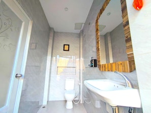 Separate bathtub and shower, towels, soap, shampoo - Altura Esthetic Villas (Batam)