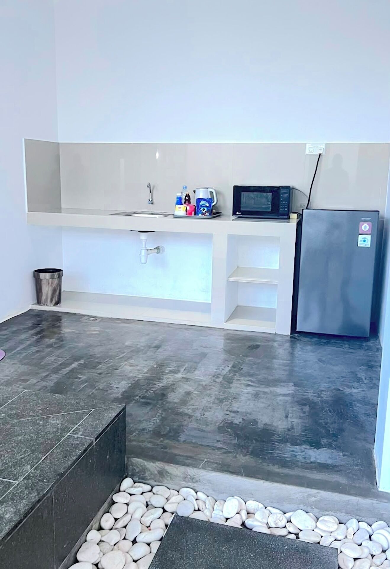 Refrigerador, microondas y parrilla de estufa 
