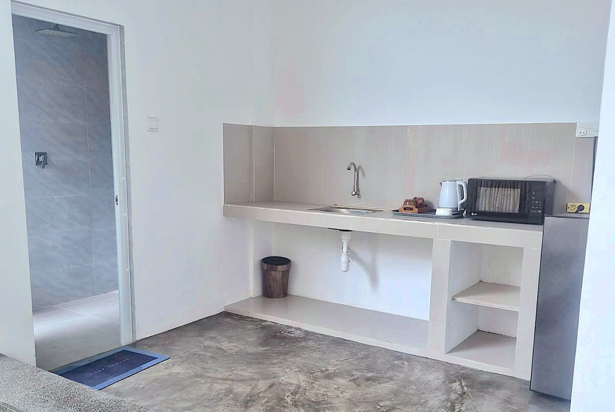 Fridge, microwave, stovetop