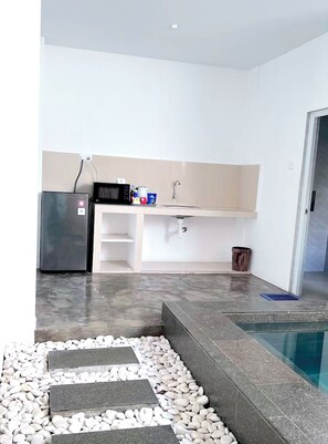 Una cocina moderna con microondas integrado, lavaplatos y armarios.