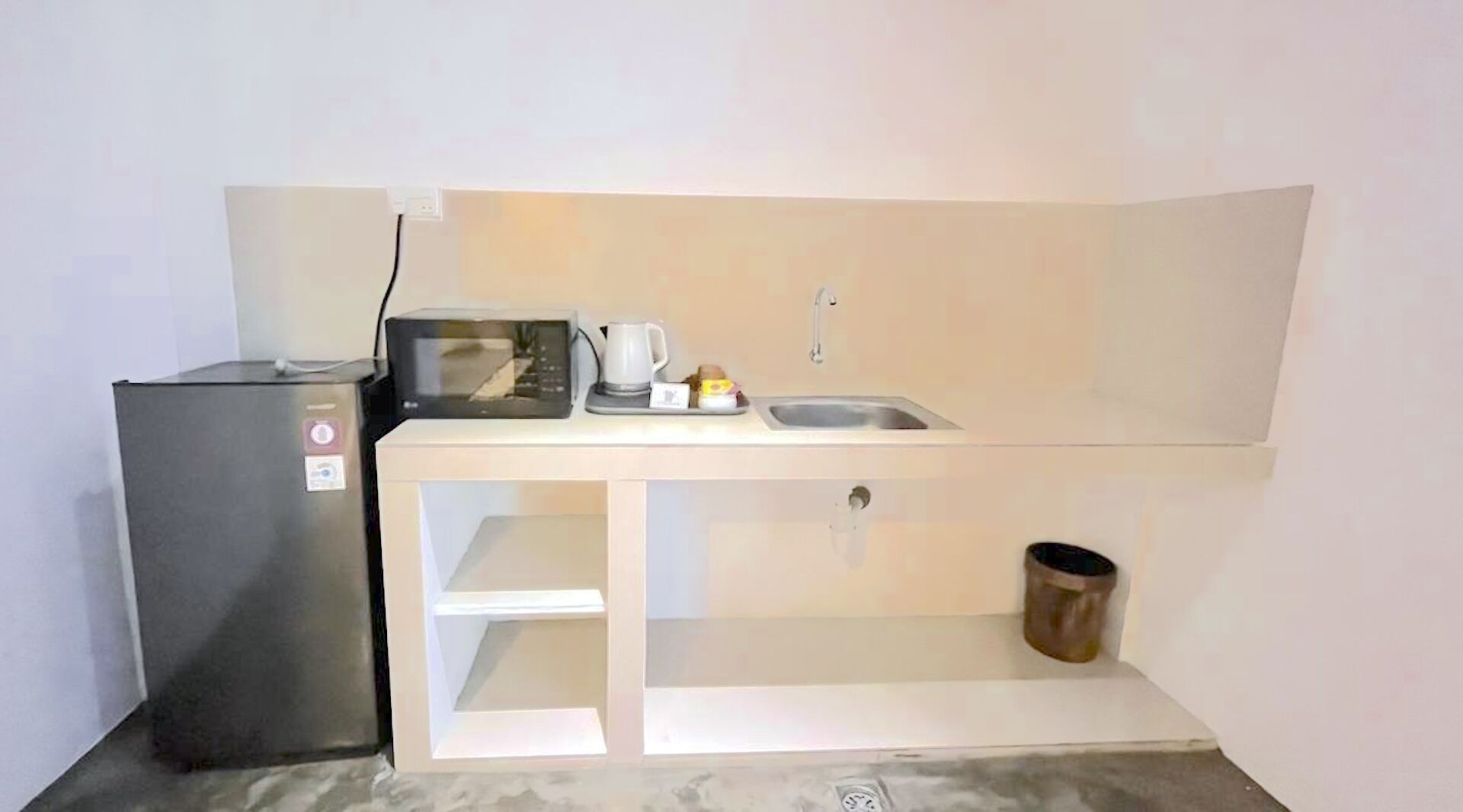 Fridge, microwave, stovetop