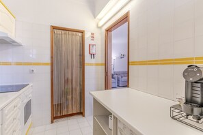 Fridge, microwave, oven, stovetop - #401 Cozy & Central 1-Bedroom Apartment in Albufeira (Albufeira)