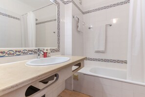 Shower, hair dryer, bidet, towels - #401 Cozy & Central 1-Bedroom Apartment in Albufeira (Albufeira)