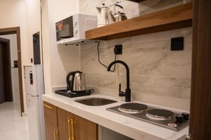 Mini-fridge, microwave, oven, stovetop - Alan serviced apartments (Hail)