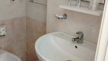 Kamar Basic | Kamar mandi | Shower, pengering rambut, handuk, dan sabun