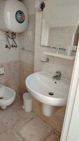 Ducha, secador de pelo, toallas, jabón