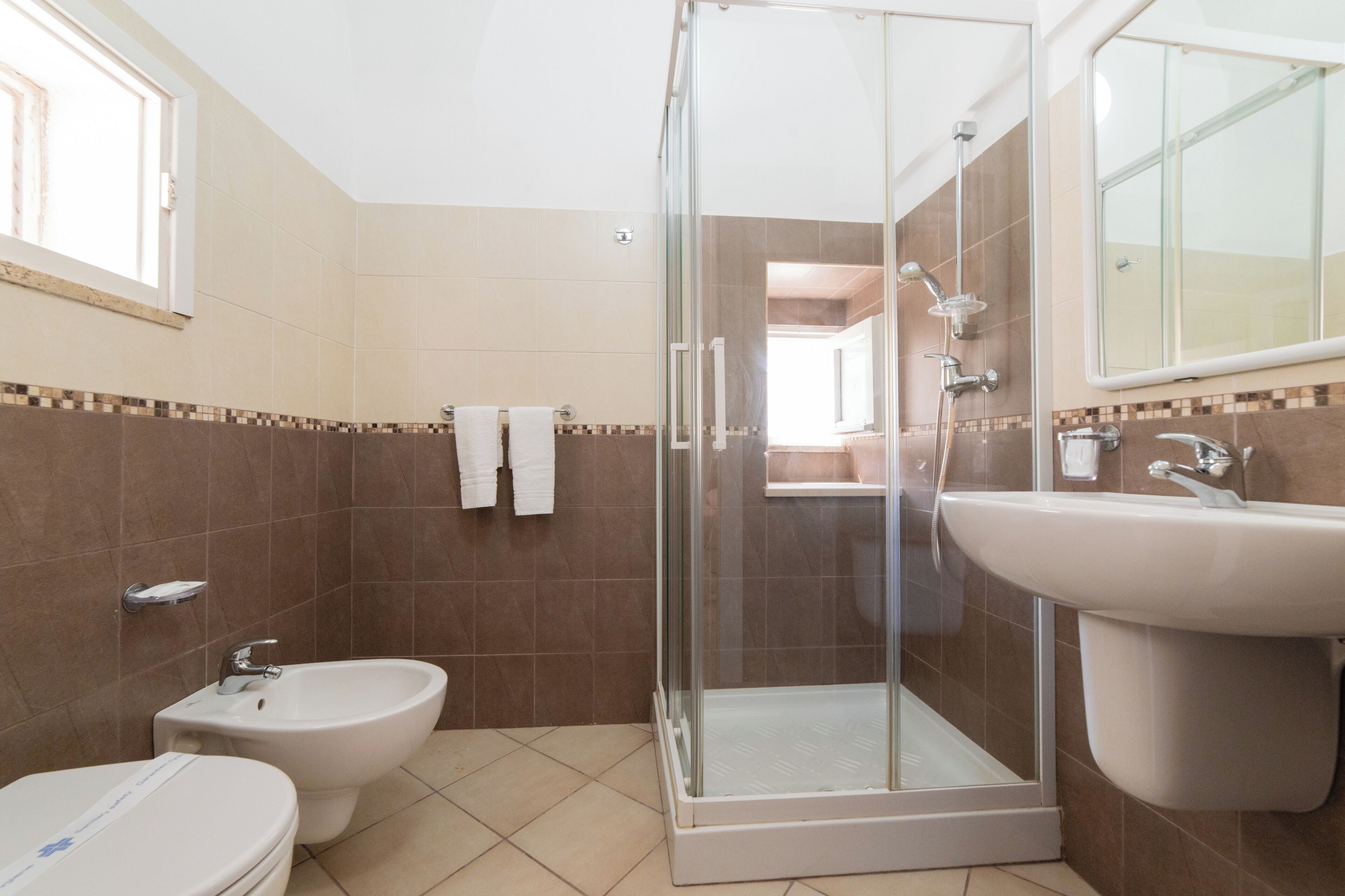 Een douche, een haardroger, handdoeken, zeep