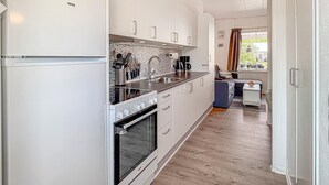 Kaffe-/temaskine, køleskab, mikrobølgeovn, kogeplade