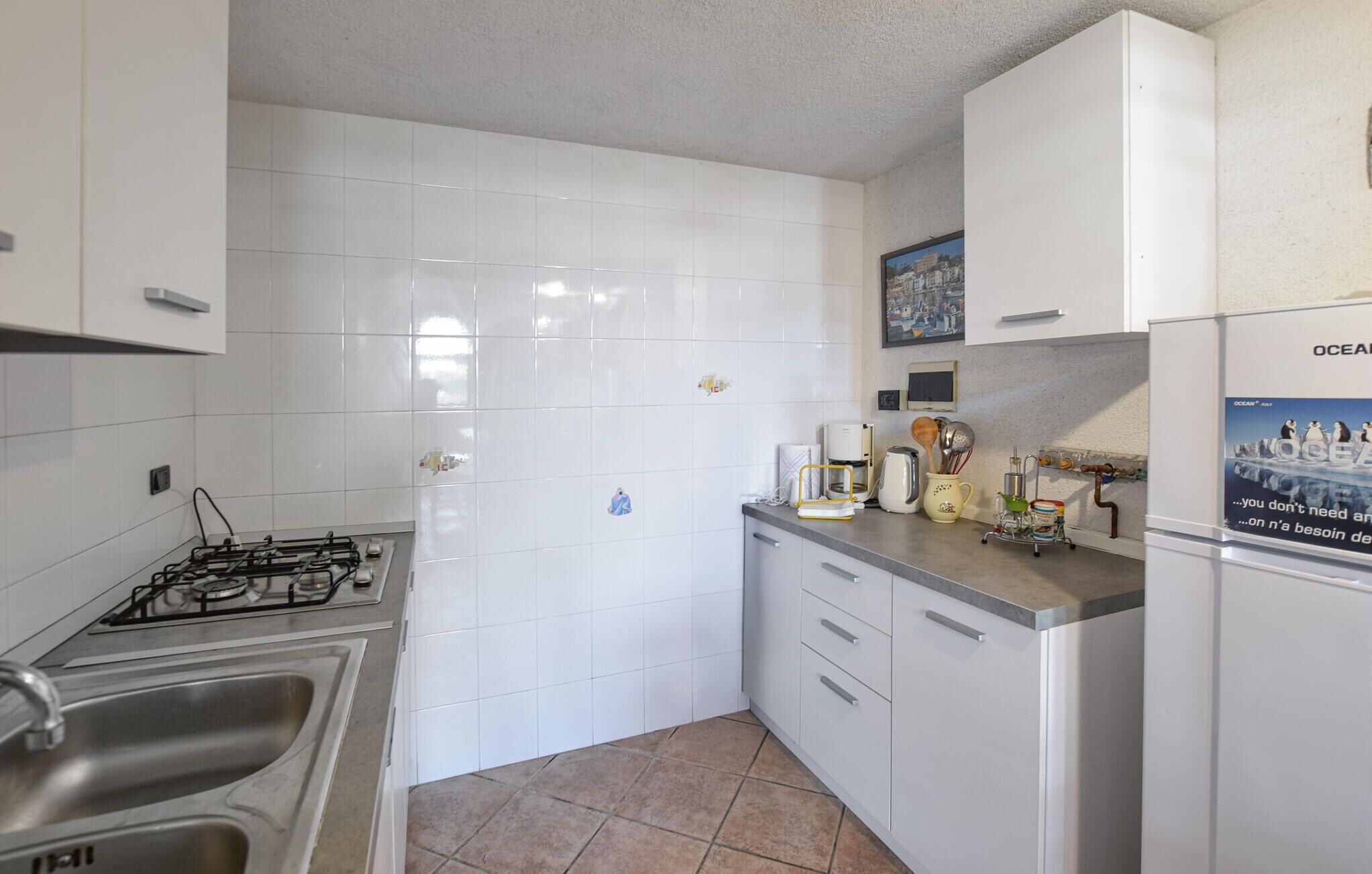 Coffee/tea maker, fridge, microwave, stovetop