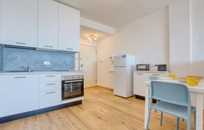Fridge, oven, cookware/dishes/utensils - Stunning apartment in Recco with WiFi (Recco)