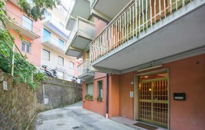 A narrow street with a building featuring a gated entrance and a balcony with a metal railing. - Gorgeous apartment in Rapallo with WiFi (Rapallo)