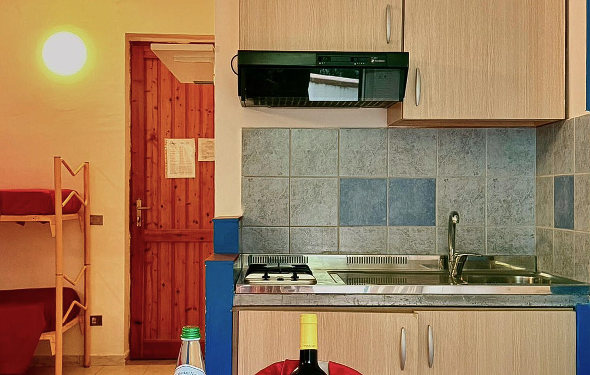 Jääkaappi, liesi, keittoastiat/astiat/ruokailuvälineet