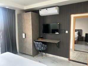 Luxury Room, City View | Laptop workspace, free WiFi - Hotel The Silken Stay By Carlton Suites (Gurugram)