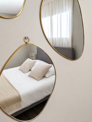 A bedroom with a bed, pillows, and a nightstand. - Serenity Lodge - Hammock, Nature and Tranquility (Mackenheim)