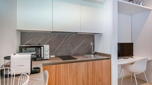 Eine moderne Küche mit Mikrowelle, Toaster und Spüle.