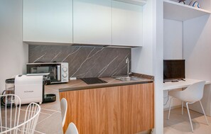 A modern kitchen with a microwave, toaster, and sink. - Nice apartment in Marina di Ragusa with WiFi (Marina di Ragusa)