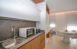 Eine moderne Küche mit integriertem Mikrowellenherd, Spüle und Holzschränken.