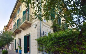 Ein Gebäude mit Balkon, Tür und Fenster.