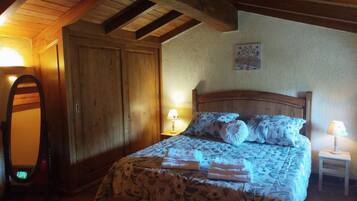 1 dormitorio, tabla de planchar con plancha, wifi gratis y ropa de cama
