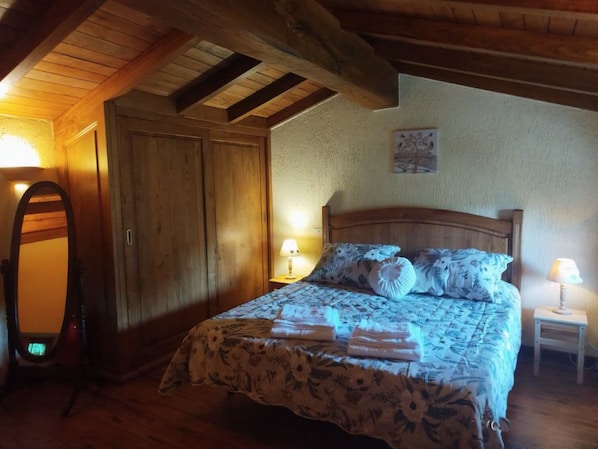 1 habitación, tabla de planchar con plancha, wifi gratis y ropa de cama