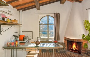 Coffee/tea maker, fridge, microwave, stovetop - Stunning home in Barga with WiFi (Barga)