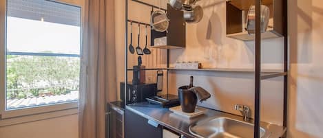 Refrigerador, microondas, parrilla de estufa y utensilios de cocina